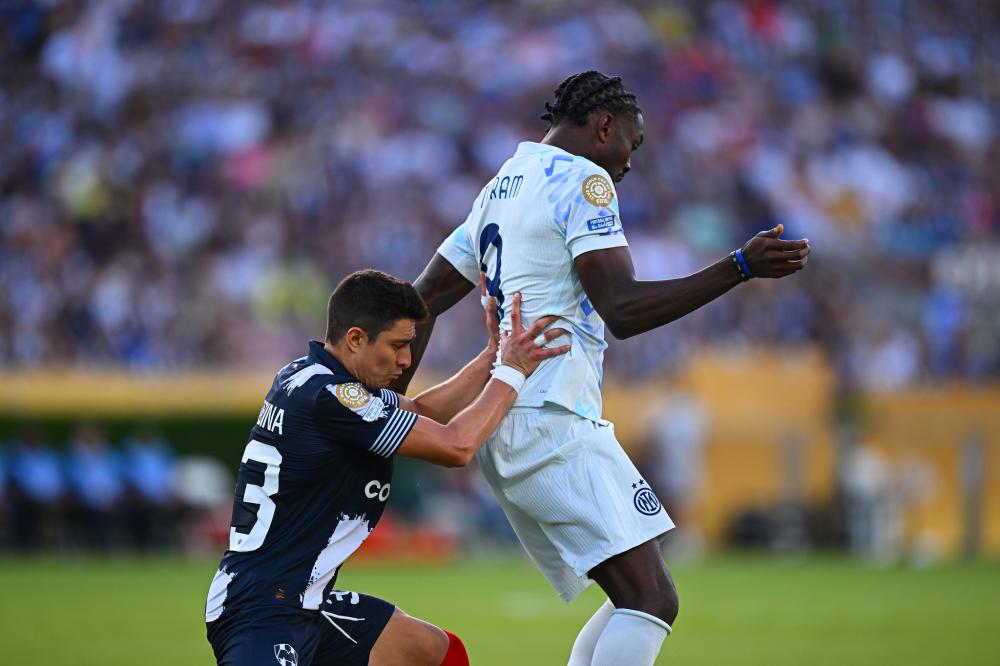 深圳男篮聘请澳大利亚教练凯利任2025-2026赛季主教练，阵容以本土核心为主，阵容实力强劲。